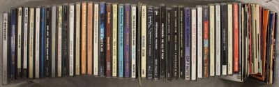 de nombreux disques vinyles de différentes couleurs empilés sur une étagère