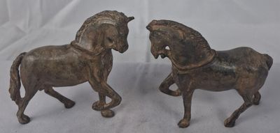 paire de figurines anciennes représentant des chevaux, en bois, sur fond blanc