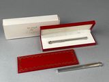 un stylo dans une boîte et un stylo dans une boîte