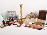 un grand nombre d'objets posés sur une table