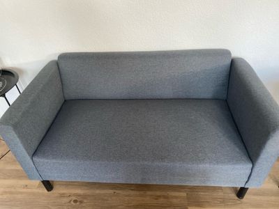 Canapé deux places en tissu gris accompagné d'un fauteuil et… - Photo 1