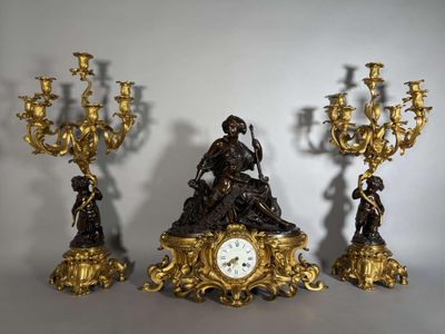 trois types d'horloges exposées sur une table