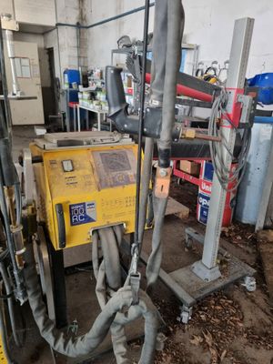 une machine placée au milieu d'une pièce