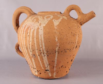 un grand vase marron muni d'anses, sur fond blanc