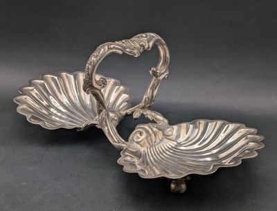 une paire de plats plaqués argent sur un fond noir
