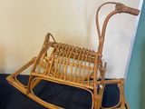 un fauteuil à bascule en bois posé sur un tapis bleu