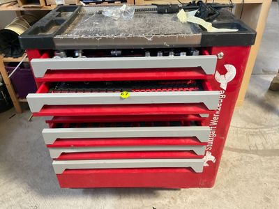 une boîte à outils rouge contenant de nombreux outils