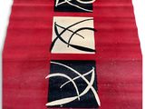 un tapis rouge orné de motifs noirs et blancs