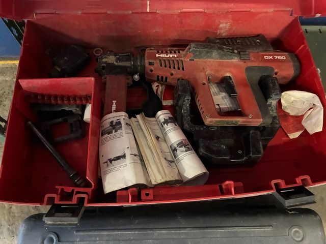 Cloueur HILTI DX750 en coffret