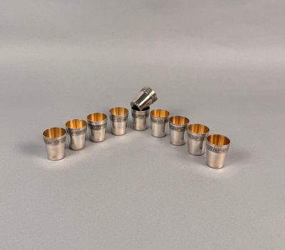 un ensemble de six tasses en argent avec un manche en bois