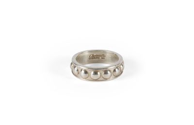 gros plan d'une bague en argent sur fond blanc