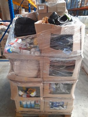 une grande pile de boîtes empilées les unes sur les autres