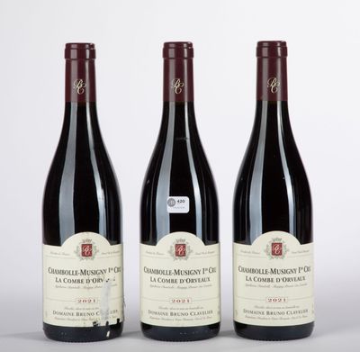 trois bouteilles de vin sont alignées sur une surface blanche