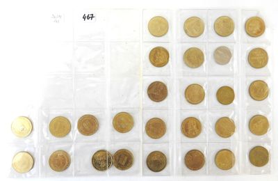 gros plan d'un paquet de pièces de monnaie sur une surface blanche