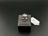 une photo d'une bague sertie d'une pierre bleue