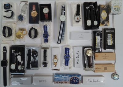 de nombreux modèles de montres, disposés sur une table