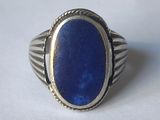 l'image d'une bague contenant une pierre bleue