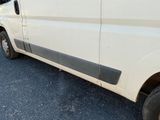 une camionnette blanche garée sur le bord de la route