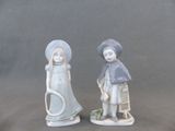 deux figurines représentant un garçon et une fille debout l'un à côté de l'autre