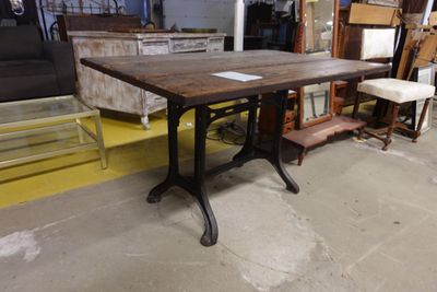une table sur laquelle est posé un banc, au milieu d'une pièce