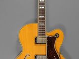 un gros plan d'une guitare jaune sur fond gris