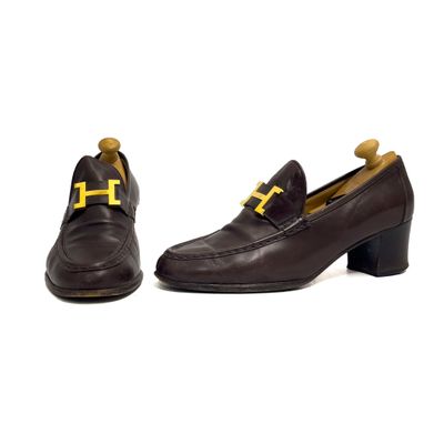 HERMES PARIS Mocassins à talons en cuir marron, boucle H en …