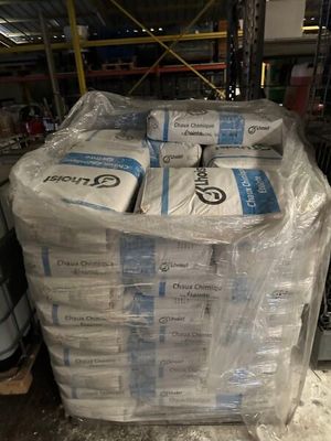 des cartons de papier toilette empilés les uns sur les autres dans un entrepôt