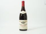 une bouteille de vin posée sur une table