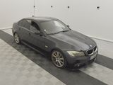 la photo d'une voiture noire garée dans un garage