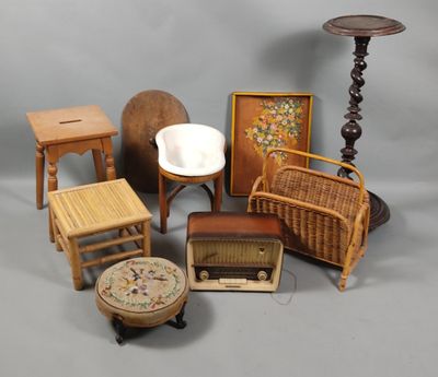 un grand nombre d'objets posés sur une table
