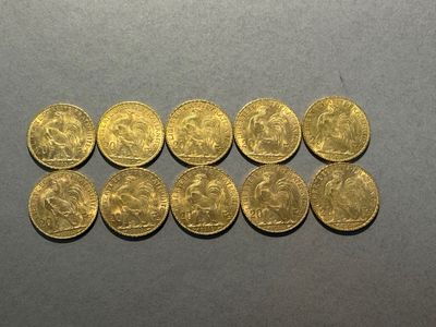 un lot de six souverains d'or posés sur une table