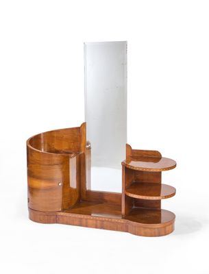 une photo d'une coiffeuse en bois avec un miroir et des étagères