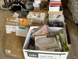 une boîte remplie d'objets posée par terre dans le garage