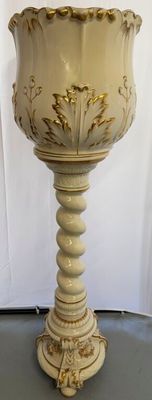 un vase posé sur une table devant un rideau
