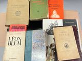 de nombreux livres rangés dans un carton posé sur une table
