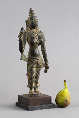 statue d'une femme tenant un oiseau à côté d'une figurine représentant une poire