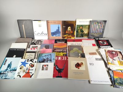 beaucoup de livres sur la table