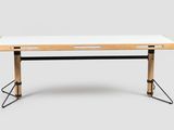une table blanche avec des pieds noirs et un plateau en bois