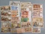 de nombreux types de papier-monnaie sur la table