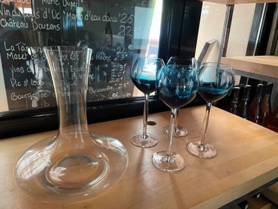 trois verres à vin et une carafe posés sur une table
