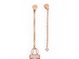 une paire de boucles d'oreilles en or rose, ornées de diamants et d'une chaîne