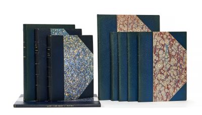 plusieurs livres sont alignés sur une surface blanche