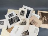 beaucoup de vieilles photos sur la table ensemble