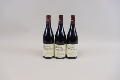 trois bouteilles de vin posées l'une à côté de l'autre sur une table