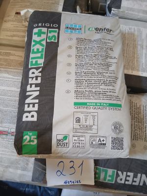 un sac de ciment posé sur une pile de cartons
