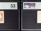 Trois types différents de timbres sont exposés dans une vitrine.