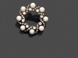 une broche en perle de culture et diamants