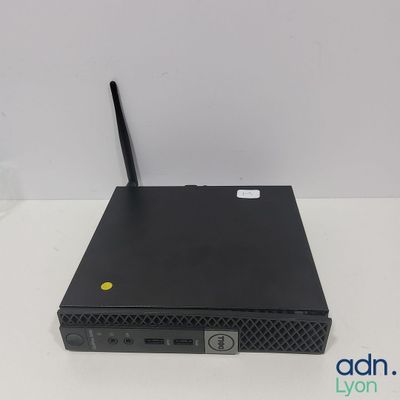 un gros plan d'un petit appareil noir posé sur une surface blanche