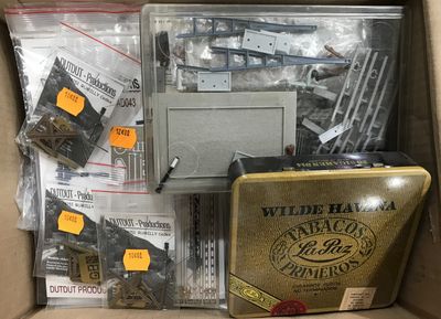 une boîte pleine d'objets assortis qui se trouvent dans la boîte