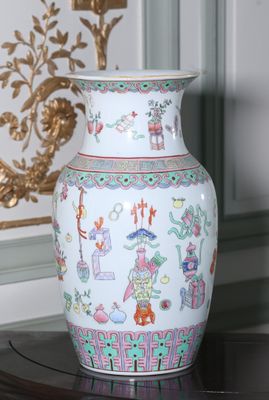 un vase posé sur une table devant un mur
